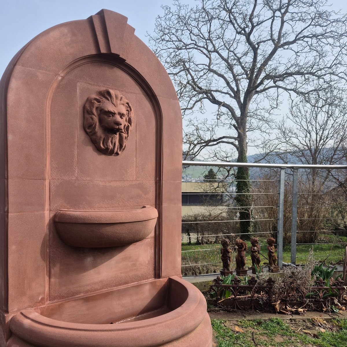 images/arbeiten-im-oeffentlichen-raum/Brunnen%20mit%20Lowe.jpg#joomlaImage://local-images/arbeiten-im-oeffentlichen-raum/Brunnen mit Lowe.jpg?width=1200&height=1200
